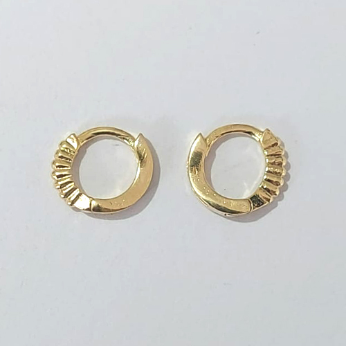 BRINCO FOLHEADO A OURO - BANHADO COM 5 MILÉSIMOS + VERNIZ DIAMOND - BRINCO DE ARGOLA COM TRAVA DESENHADO 10MM - (OURO105) OUBR000154