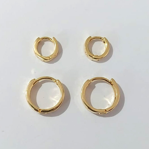 BRINCO FOLHEADO A OURO - BANHADO COM 5 MILÉSIMOS + VERNIZ DIAMOND - TRIO DE BRINCO DE ARGOLA COM TRAVA (TIPO CARTIER) 13/9MM - (OURO106) OUBR000155