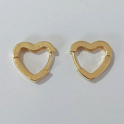BRINCO FOLHEADO A OURO - BANHADO COM 5 MILÉSIMOS + VERNIZ DIAMOND - BRINCO DE ARGOLA FORMATO CORAÇÃO CRAVEJADO COM MICRO ZIRCÔNIAS 13MM - (OURO107)OUBR000156