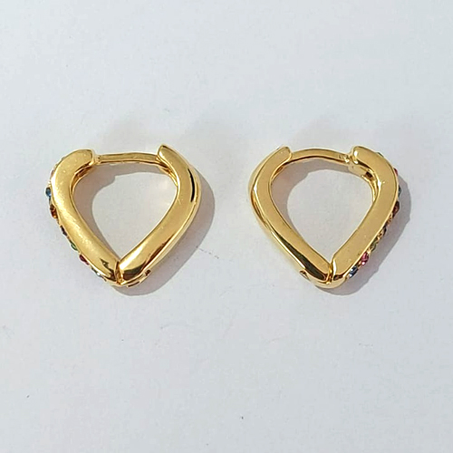 BRINCO FOLHEADO A OURO - BANHADO COM 5 MILÉSIMOS + VERNIZ DIAMOND - BRINCO DE ARGOLA FORMATO CORAÇÃO CRAVEJADO COM MICRO ZIRCÔNIAS COLORIDAS 16MM - (OURO108)OUBR000157