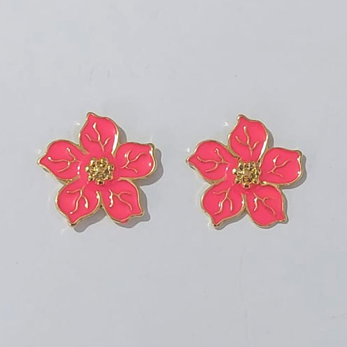 BRINCO FOLHEADO A OURO - BANHADO COM 5 MILÉSIMOS + VERNIZ DIAMOND - BRINCO DE PINO FLOR ROSA 17MM - OUBR000158