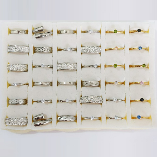 KIT ANEL E ALIANÇA EM AÇO INOXIDÁVEL E 10 EM  AÇO DOURADO MODELOS DIVERSOS E NUMERAÇÃO DE 12 ATÉ 33 KIT COM 36 UNIDADES ACKI000024 ACKI000024