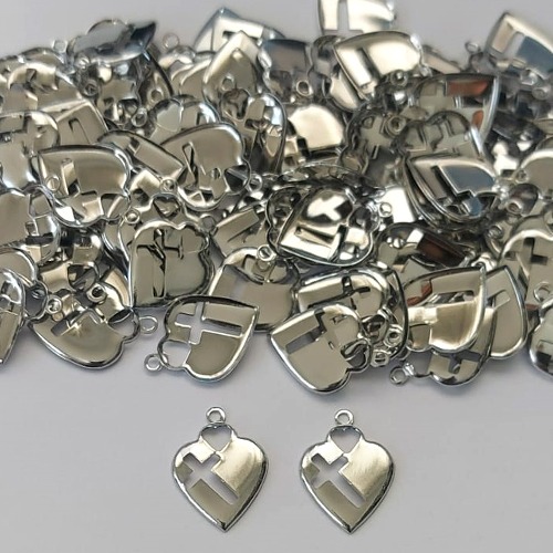 ACESSÓRIOS EM AÇO INOXIDÁVEL - PINGENTE CORAÇÃO COM CRUCIFIXO VAZADO 15MM - ACAC000019