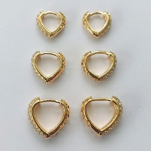 BRINCO FOLHEADO A OURO - BANHADO COM 5 MILÉSIMOS + VERNIZ DIAMOND - BRINCO DE TRIO ARGOLA CORAÇÃO CRAVEJADO EM MICROS ZIRCÔNIAS 7/9/12MM - (OURO175) OUBR000174