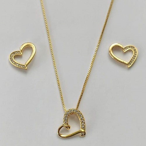 CONJUNTO FOLHEADO A OURO - BANHADO COM 5 MILÉSIMOS + VERNIZ DIAMOND - CONJUNTO COM CORRENTE VENEZIANA 45CM E PINGENTES CORAÇÃO VAZADOS CRAVEJADOS EM MICROS ZIRCÔNIAS 13MM - FECHO REDONDO - (OURO176) OUCJ000032
