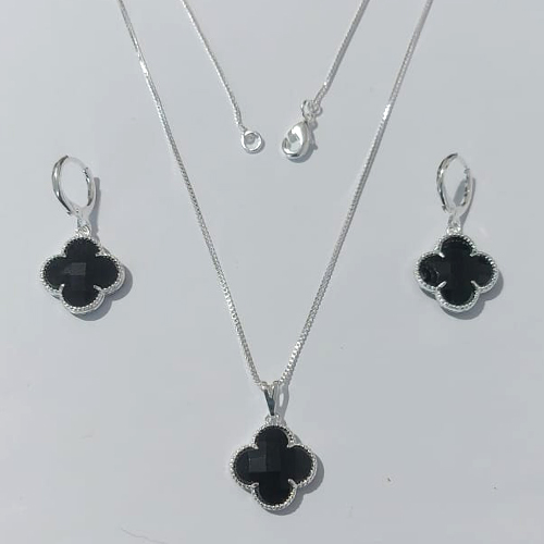 CONJUNTO FOLHEADO A PRATA COM 50 MILÉSIMOS + VERNIZ DIAMOND CORRENTE VENEZIANA 45CM PINGENTE TREVO PRETO VIDRO 13MM E BRINCOS COM ARGOLA DE PRESSÃO TREVO PRETO VIDRO 13MM PRCJ000119