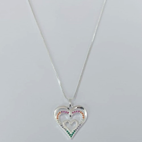 GARGANTILHA FOLHEADA A PRATA COM 50 MILÉSIMOS + VERNIZ DIAMOND CORRENTE VENEZIANA 42CM CORAÇÃO TRIPLO COM ZIRCÔNIAS COLORIDAS 20MM PRGG001353