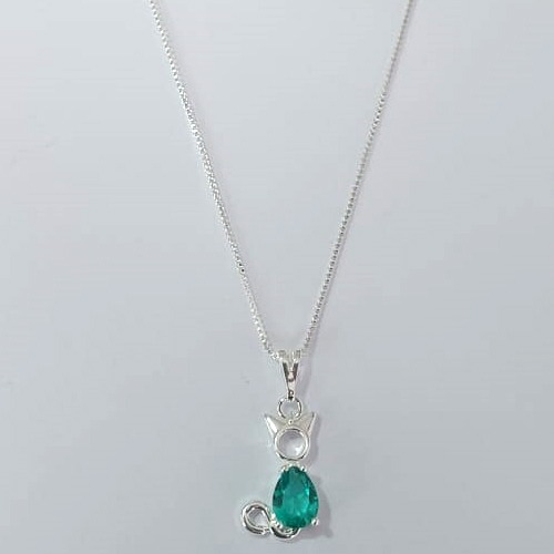 GARGANTILHA FOLHEADA A PRATA COM 50 MILÉSIMOS + VERNIZ DIAMOND CORRENTE VENEZIANA 42CM PINGENTE GATINHO COM ZIRCÔNIA VERDE 10MM PRGG001359
