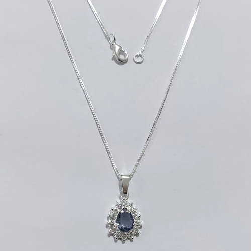 GARGANTILHA FOLHEADA A PRATA COM 50 MILÉSIMOS + VERNIZ DIAMOND CORRENTE VENEZIANA 42CM PINGENTE FORMATO GOTA COM MICRO ZIRCÔNIAS E ZIRCÔNIA LILÁS 12MM PRGG001362