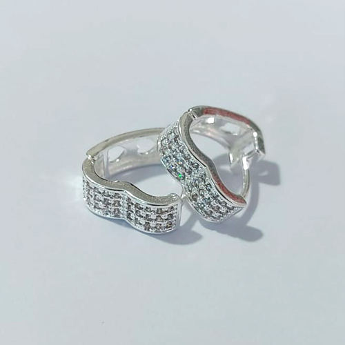 BRINCO FOLHEADO A PRATA COM 50 MILÉSIMOS + VERNIZ DIAMOND ARGOLA FORMATO CORAÇÃO COM 3 FILEIRAS DE MICRO ZIRCÔNIAS 14MM PRBR001075