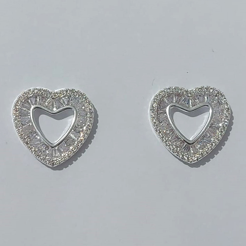 BRINCO FOLHEADO A PRATA COM 50 MILÉSIMOS + VERNIZ DIAMOND BRINCO PINO FORMATO CORAÇÃO COM ZIRCÔNIAS CRISTAIS 17MM PRBR001078