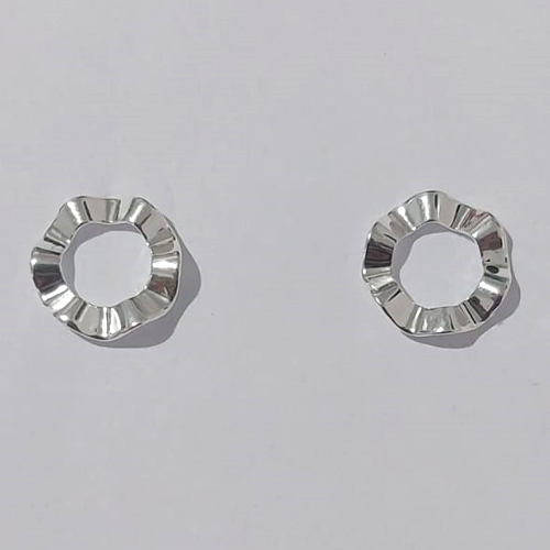 BRINCO FOLHEADO A PRATA COM 50 MILÉSIMOS + VERNIZ DIAMOND BRINCO DE PINO TEXTURA ORGÂNICA VAZADA 11MM PRBR001083