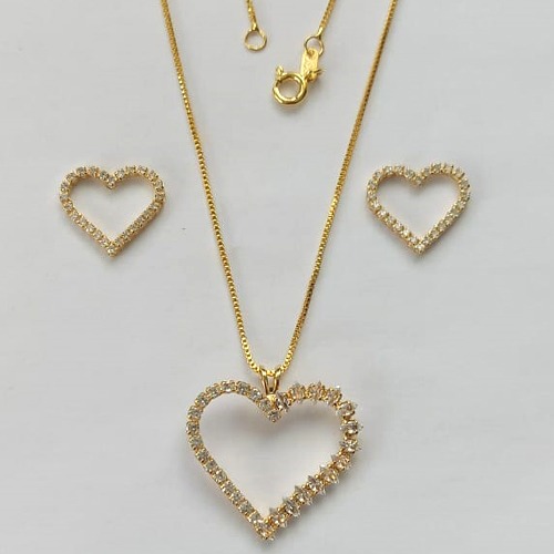 CONJUNTO FOLHEADO A OURO - BANHADO COM 5 MILÉSIMOS + VERNIZ DIAMOND - (CJA764) CONJUNTO COM CORRENTE VENEZIANA 45CM E PINGENTES CORAÇÃO VAZADOS CRAVEJADOS EM MICROS ZIRCÔNIAS 15/24MM - FECHO REDONDO - (OURO180) OUCJ000033