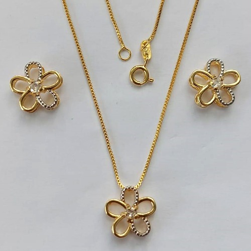 CONJUNTO FOLHEADO A OURO - BANHADO COM 5 MILÉSIMOS + VERNIZ DIAMOND - (CJA740) CONJUNTO COM CORRENTE VENEZIANA 45CM E PINGENTES FLOR VAZADA CRAVEJADAS EM MICROS ZIRCÔNIAS 14MM - FECHO REDONDO - (OURO182) OUCJ000035