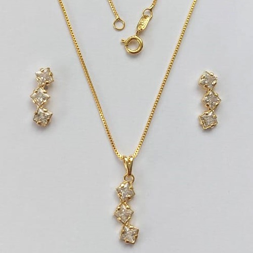 CONJUNTO FOLHEADO A OURO - BANHADO COM 5 MILÉSIMOS + VERNIZ DIAMOND -CONJUNTO COM CORRENTE VENEZIANA 45CM E PINGENTES COM PEDRAS EM ZIRCÔNIAS CRISTAIS 6X20MM - FECHO REDONDO - (OURO185)OUCJ000037