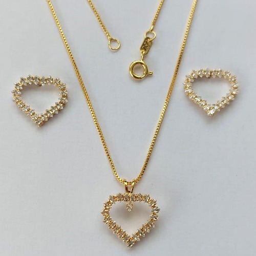 CONJUNTO FOLHEADO A OURO - BANHADO COM 5 MILÉSIMOS + VERNIZ DIAMOND - CONJUNTO COM CORRENTE VENEZIANA 45CM E PINGENTES CORAÇÃO VAZADO CRAVEJADO EM MICROS ZIRCÔNIAS 15x16MM - FECHO REDONDO - (OURO191) OUCJ000039