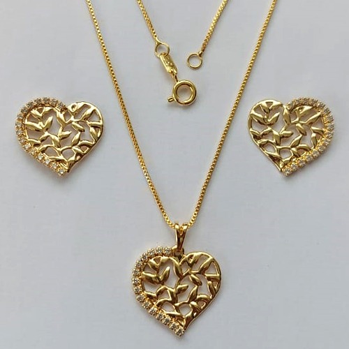 CONJUNTO FOLHEADO A OURO - BANHADO COM 5 MILÉSIMOS + VERNIZ DIAMOND - CONJUNTO COM CORRENTE VENEZIANA 45CM E PINGENTES CORAÇÃO VAZADO CRAVEJADO EM MICROS ZIRCÔNIAS 19MM - FECHO REDONDO - (OURO192) OUCJ000040