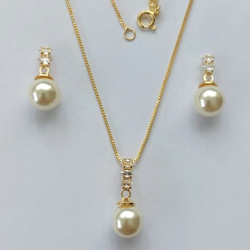 CONJUNTO FOLHEADO A OURO - BANHADO COM 5 MILÉSIMOS + VERNIZ DIAMOND - CONJUNTO COM CORRENTE VENEZIANA 45CM E PINGENTES PÉROLAS COM ZIRCÔNIAS 20MM - FECHO REDONDO - (OURO195) OUCJ000042