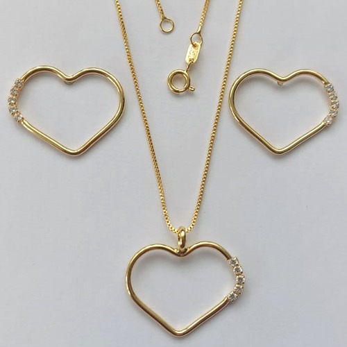 CONJUNTO FOLHEADO A OURO - BANHADO COM 5 MILÉSIMOS + VERNIZ DIAMOND -  CONJUNTO COM CORRENTE VENEZIANA 45CM E PINGENTES CORAÇÕES VAZADOS COM ZIRCÔNIAS 21X25MM - FECHO REDONDO - (OURO196) OUCJ000043
