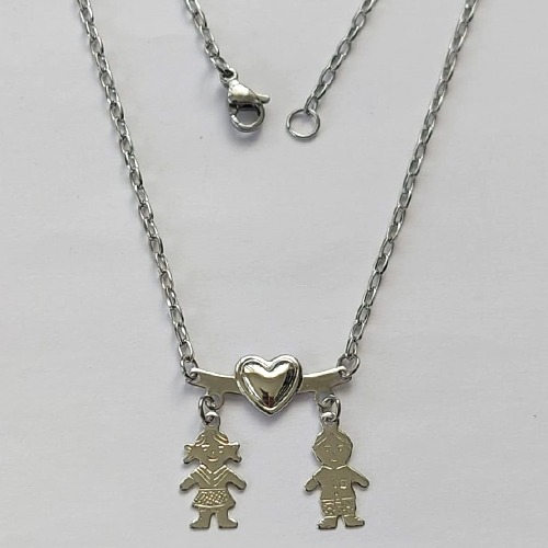GARGANTILHA EM AÇO INOXIDÁVEL - (AÇO12) GARGANTILHA CORRENTE 45CM COM PINGENTE CANGA COM MENINO E MENINA 20X24MM - COMPOSIÇÃO: AÇO INOXIDÁVEL - (AÇO1312) ACGG000212