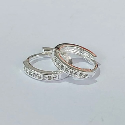 BRINCO FOLHEADO A PRATA COM 50 MILÉSIMOS + VERNIZ DIAMOND ARGOLA CRAVEJADO EM MICROS ZIRCÔNIAS 2X12MM (PAR) PRBR001091