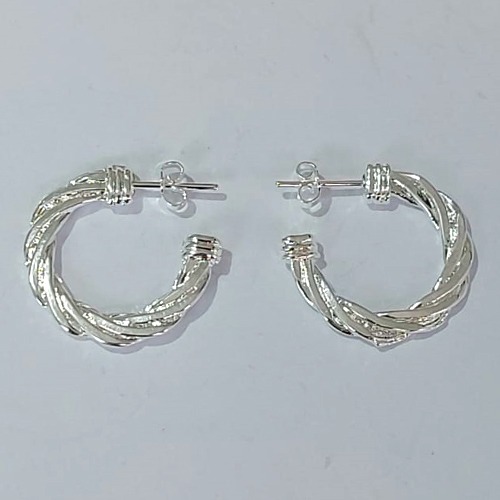 BRINCO FOLHEADO A PRATA COM 50 MILÉSIMOS + VERNIZ DIAMOND - BRINCO DE PINO ARGOLA TORCIDA 21MM (PAR) PRBR001092