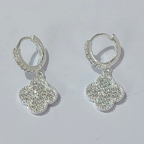 BRINCO FOLHEADO A PRATA COM 50 MILÉSIMOS + VERNIZ DIAMOND - BRINCO ARGOLINHA DE PRESSÃO COM BASE E TREVO CRAVEJADO EM MICROS ZIRCÔNIAS 12MM (PAR) PRBR001093