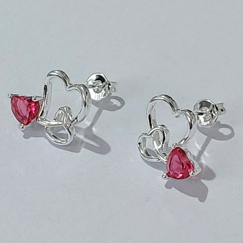 BRINCO FOLHEADO A PRATA COM 50 MILÉSIMOS + VERNIZ DIAMOND - BRINCO DE PINO COM COAÇÕES VAZADOS E PEDRA EM ZIRCÔNIA CORAÇÃO ROSA 12MM (PAR) PRBR001094