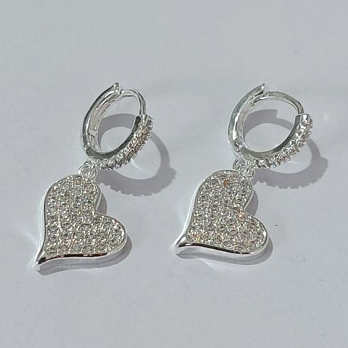 BRINCO FOLHEADO A PRATA COM 50 MILÉSIMOS + VERNIZ DIAMOND - BRINCO ARGOLINHA DE PRESSÃO COM BASE E CORAÇÃO CRAVEJADOS EM MICROS ZIRCÔNIAS 14MM (PAR) PRBR001096