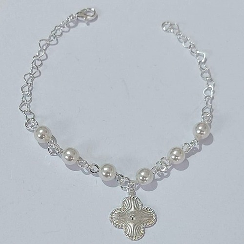 PULSEIRA FOLHEADA A PRATA COM 50 MILÉSIMOS + VERNIZ DIAMOND - PULSEIRA 19CM COM PÉROLAS E PINGENTE TREVO - FECHO LAGOSTA PRPS001022