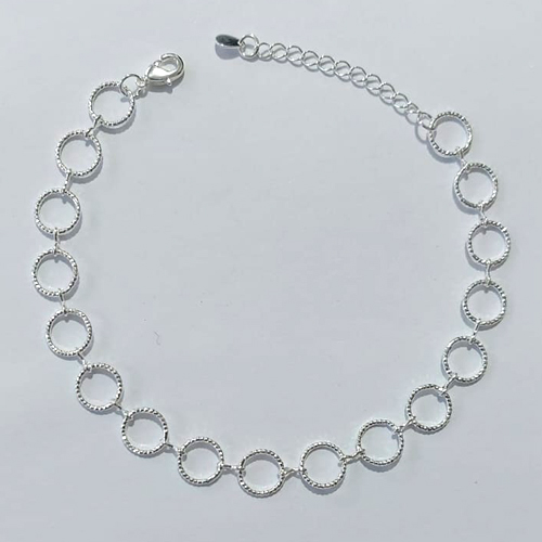 PULSEIRA FOLHEADA A PRATA COM 50 MILÉSIMOS + VERNIZ DIAMOND - PULSEIRA CÍRCULOS VAZADOS - TAMANHO: 18CM - FECHO LAGOSTA PRPS001025