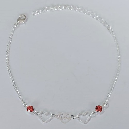 PULSEIRA FOLHEADA A PRATA COM 50 MILÉSIMOS + VERNIZ DIAMOND - PULSEIRA COM CORAÇÕES VAZADOS E PALAVRA LOVE - TAMANHO: 17CM + EXTENSOR - FECHO LAGOSTA PRPS001030