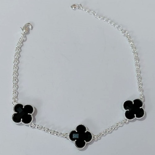 PULSEIRA FOLHEADA A PRATA COM 50 MILÉSIMOS + VERNIZ DIAMOND - PULSEIRA COM TREVOS PRETOS EM VIDROS 15MM - TAMANHO: 18CM + EXTENSOR - FECHO LAGOSTA PRPS001033