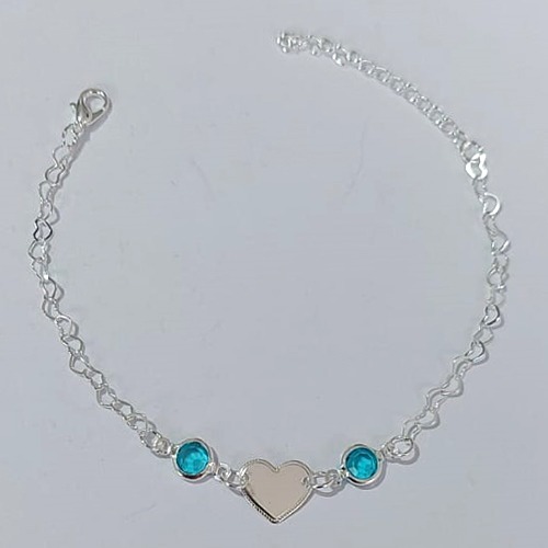 PULSEIRA FOLHEADA A PRATA COM 50 MILÉSIMOS + VERNIZ DIAMOND - PULSEIRA CORAÇÃO LISO COM PEDRAS CRISTAIS AZUÍS - TAMANHO: 16CM + EXTENSOR - FECHO LAGOSTA PRPS001043