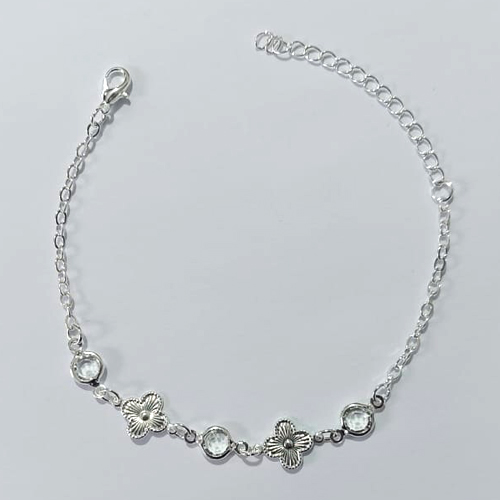 PULSEIRA FOLHEADA A PRATA COM 50 MILÉSIMOS + VERNIZ DIAMOND - PULSEIRA COM TREVOS E PEDRAS CRISTAIS - TAMANHO: 16CM - FECHO LAGOSTA PRPS001049