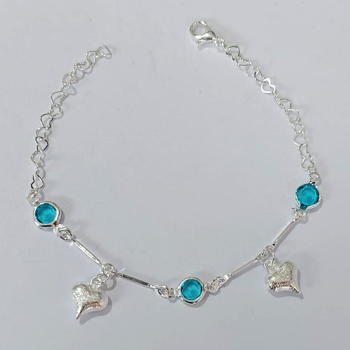 PULSEIRA FOLHEADA A PRATA COM 50 MILÉSIMOS + VERNIZ DIAMOND - PULSEIRA COM CORAÇÕES E PEDRAS CRISTAIS AZUÍS- TAMANHO: 17CM - FECHO LAGOSTA PRPS001049
