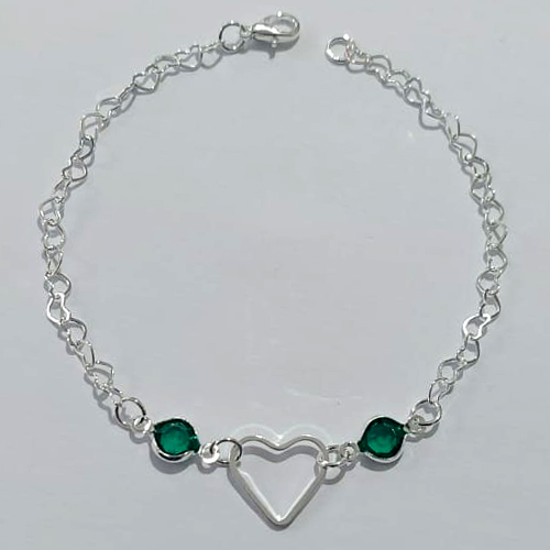 PULSEIRA FOLHEADA A PRATA COM 50 MILÉSIMOS + VERNIZ DIAMOND - PULSEIRA COM PEDRAS CRISTAIS VERDE E CORAÇÃO VAZADO- TAMANHO: 18CM - FECHO LAGOSTA PRPS001052