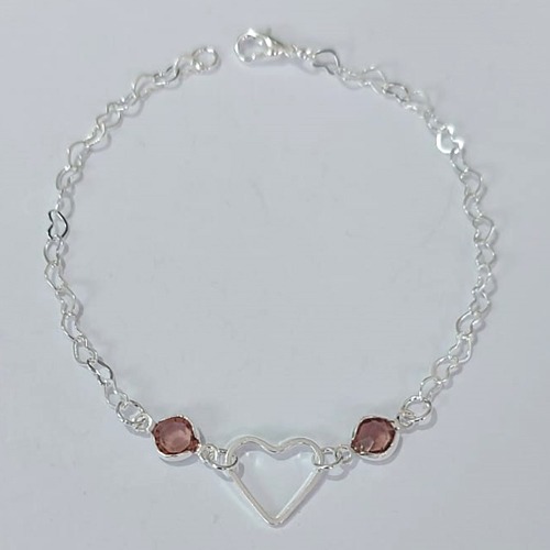PULSEIRA FOLHEADA A PRATA COM 50 MILÉSIMOS + VERNIZ DIAMOND - PULSEIRA COM CORAÇÃO VAZADO E PEDRAS CRISTAIS ROSE - TAMANHO: 18CM - FECHO LAGOSTA PRPS001055