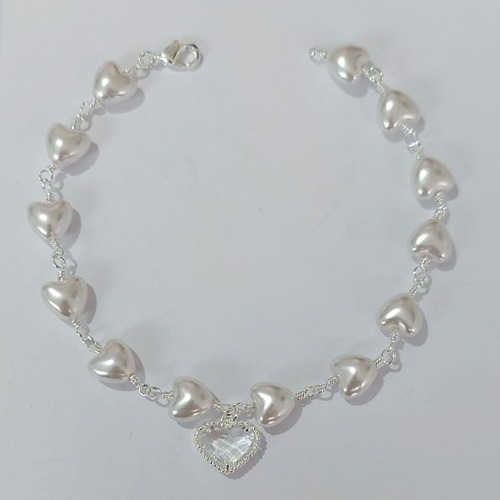 PULSEIRA FOLHEADA A PRATA COM 50 MILÉSIMOS + VERNIZ DIAMOND 18CM FORMATO CORAÇÃO EM PÉROLAS E CORAÇÃO DE VIDRO BRANCO FECHO LAGOSTA PRPS001058