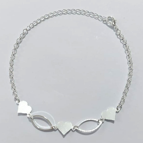 PULSEIRA FOLHEADA A PRATA COM 50 MILÉSIMOS + VERNIZ DIAMOND - PULSEIRA COM CORAÇÕES LISOS - TAMANHO: 17CM - FECHO LAGOSTA PRPS001060