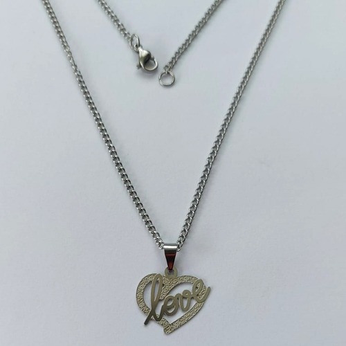 GARGANTILHA EM AÇO INOXIDÁVEL - GARGANTILHA COM PINGENTE CORAÇÃO VAZADO ESCRITO LOVE 17MM - TAMANHO: 45CM - COMPOSIÇÃO: AÇO INOXIDÁVEL - (AÇO1382)ACGG000237
