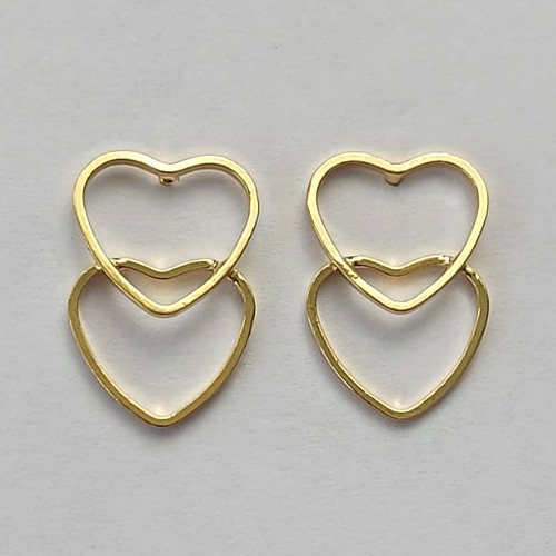 BRINCO FOLHEADO A OURO - BANHADO COM 5 MILÉSIMOS + VERNIZ DIAMOND - BRINCO DE PINO CORAÇÃO DUPLO VAZADO 13MM - (OURO223) OUBR000193