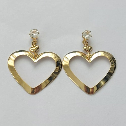 BRINCO FOLHEADO A OURO - BANHADO COM 5 MILÉSIMOS + VERNIZ DIAMOND - BRINCO DE PINO COM ZIRCÔNIA E CORAÇÃO VAZADO 28MM - (OURO224) OUBR000194
