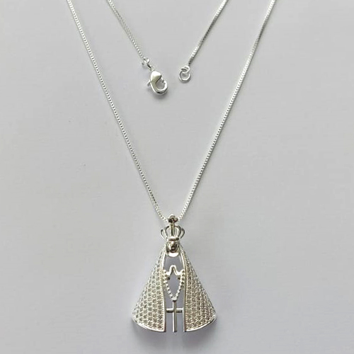 GARGANTINHA FOLHEADA A PRATA COM 50 MILÉSIMOS + VERNIZ DIAMOND CORRENTE 45CM COM PINGENTE NOSSA SENHORA APARECIDA COM MICRO ZIRCÔNIAS 21X30MM (PRA067) PRGG001376
