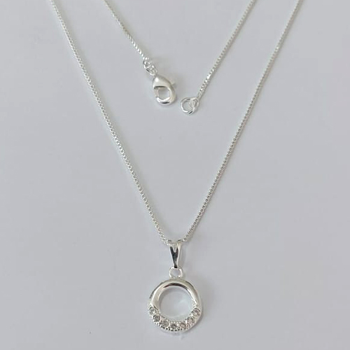 GARGANTILHA FOLHEADA A PRATA COM 50 MILÉSIMOS + VERNIZ DIAMOND - GARGANTILHA VENEZIANA 45CM E PINGENTE REDONDO VAZADO CRAVEJADO EM MICROS ZIRCÔNIAS E FECHO LAGOSTA PRGG001382