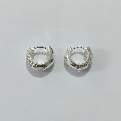 BRINCO FOLHEADA A PRATA COM 50 MILÉSIMOS + VERNIZ DIAMOND - BRINCO ARGOLA COM 5 FILEIRAS DE MICRO ZIRCÔNIAS 13MM PRBR001103