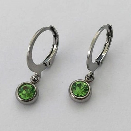 BRINCO EM AÇO INOXIDÁVEL - BRINCO ARGOLA DE PRESSÃO COM PINGENTE SOLITÁRIO EM ZIRCÔNIA VERDE 6MM - COMPOSIÇÃO: AÇO INOXIDÁVEL - (AÇO1595)ACBR000214