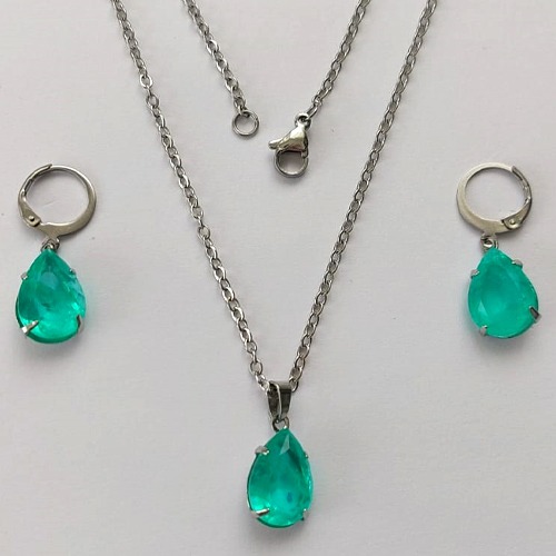 CONJUNTO EM AÇO INOXIDÁVEL - (AÇO03) CONJUNTO COM CORRENTE 50CM E BRINCOS ARGOLAS DE PRESSÃO COM PINGENTES EM ZIRCÔNIAS VERDES 10X14MM - COMPOSIÇÃO: AÇO INOXIDÁVEL - (AÇO1675) ACCJ000078