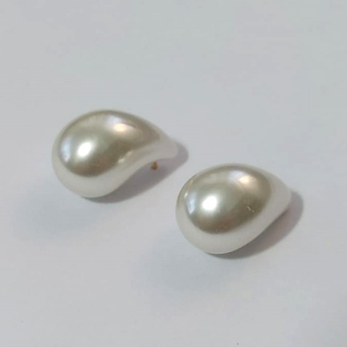 BRINCO FOLHEADO A OURO - BANHADO COM 5 MILÉSIMOS + VERNIZ DIAMOND -  BRINCO DE PINO FORMATO GOTA EM PÉROLA 14MM - (OURO239)OUBR000200
