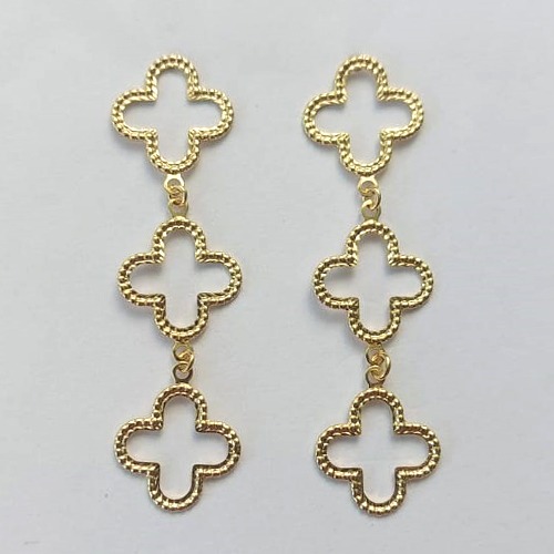 BRINCO FOLHEADO A OURO - BANHADO COM 5 MILÉSIMOS + VERNIZ DIAMOND -  BRINCO DE PINO TREVOS VAZADOS 50MM - (OURO243)OUBR000202